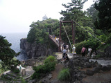 城ヶ崎海岸・門脇吊橋の向こうに門脇崎灯台
