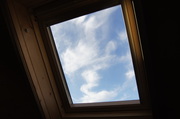 ロフトの天窓から空を覗く