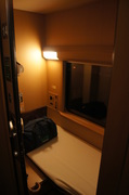 シングル個室（出入口ドアの外側から撮影）