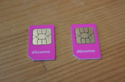 BIGLOBEのSIM（左）とPanasonicのSIM