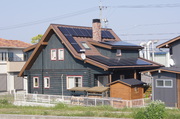 屋根に太陽光発電のパネルが載りました