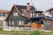 屋根に登って太陽電池パネルの取り付け作業