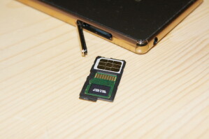 nanoSIMとMicroSDXCカードを同じトレイに載せて挿入します