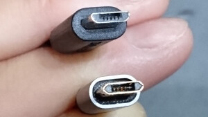 MicroUSBの形状がちょっと違います