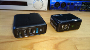 Anker PowerPort Speed 4（写真左）と従来の充電器（写真右）・1