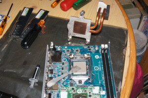 CPUに熱伝導グリスを塗り直します