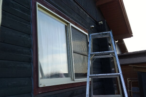 窓枠部分を塗っていきます